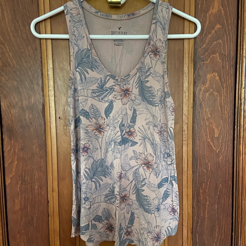 🌿3/$10 AE Floral tank